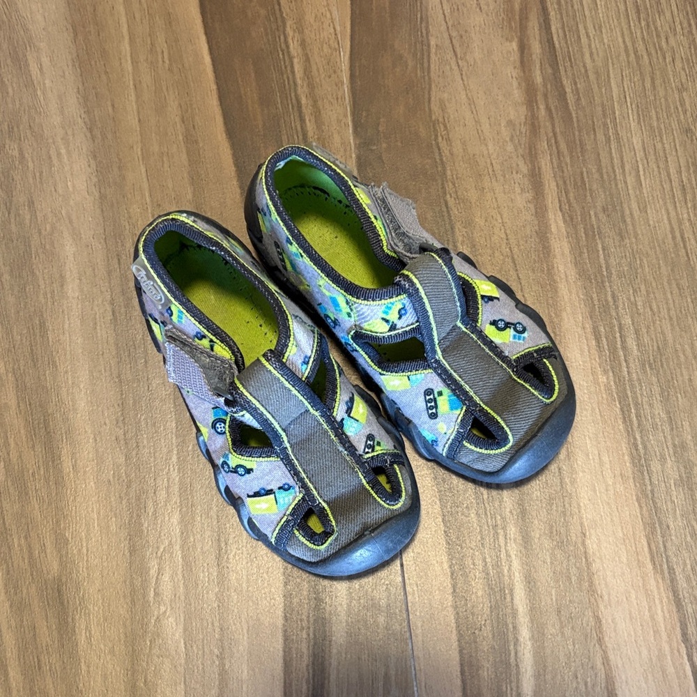 GUC Kids Gray and Green Shoes